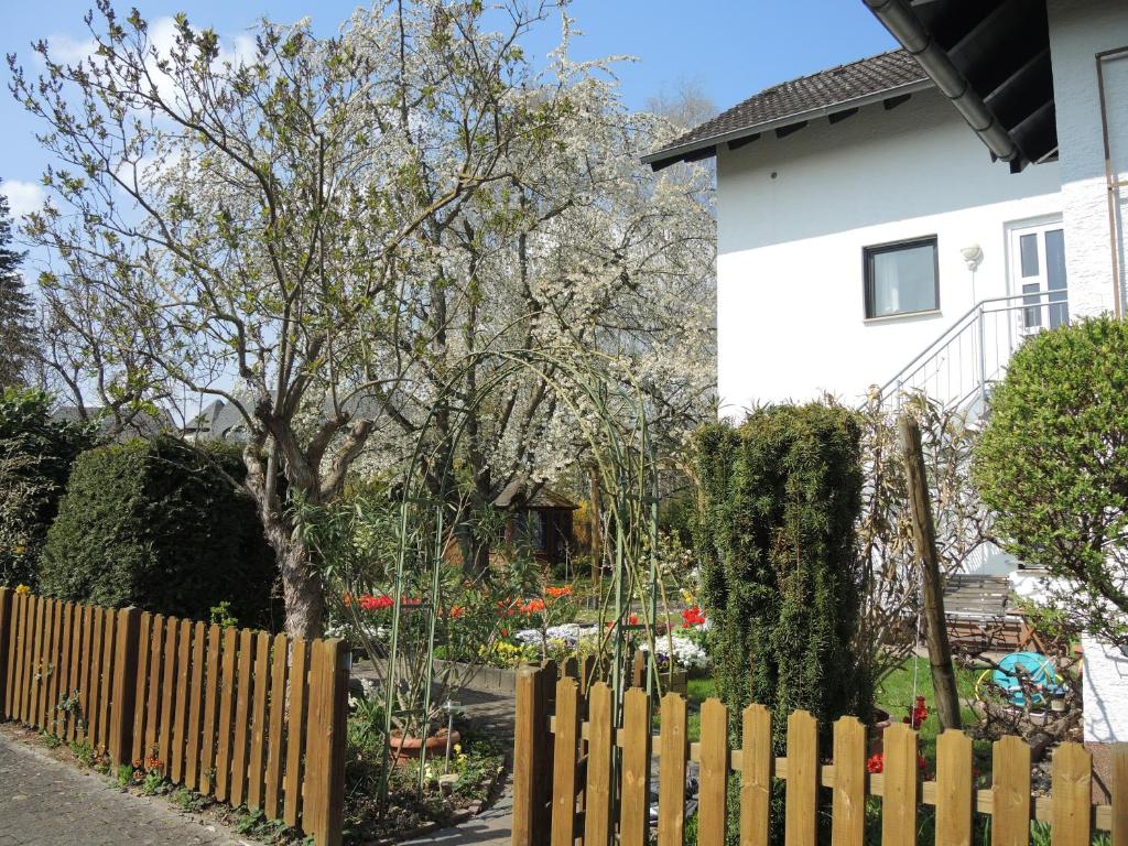 a wooden fence in front of a house at Apartement am Kirschbaum in Mommenheim