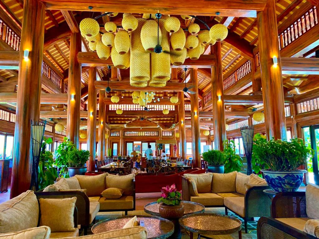 una hall con divani e tavoli in un edificio di Tam Coc La Montagne Resort & Spa Ninh Binh a Ninh Binh