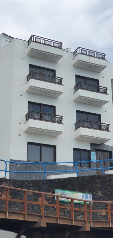 un edificio blanco con balcones en un lateral en LA MARINA III PRIMERO B en La Restinga