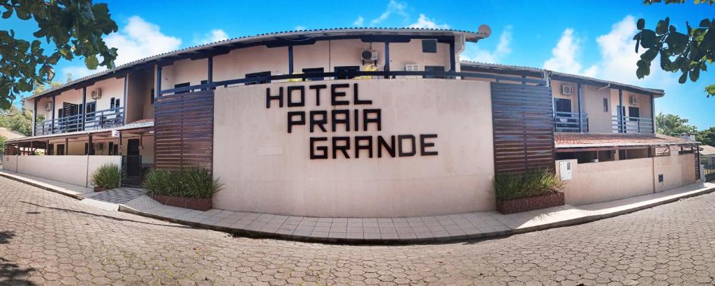 un cartel de cartucho hotelero en el lateral de un edificio en Hotel Praia Grande, en Penha