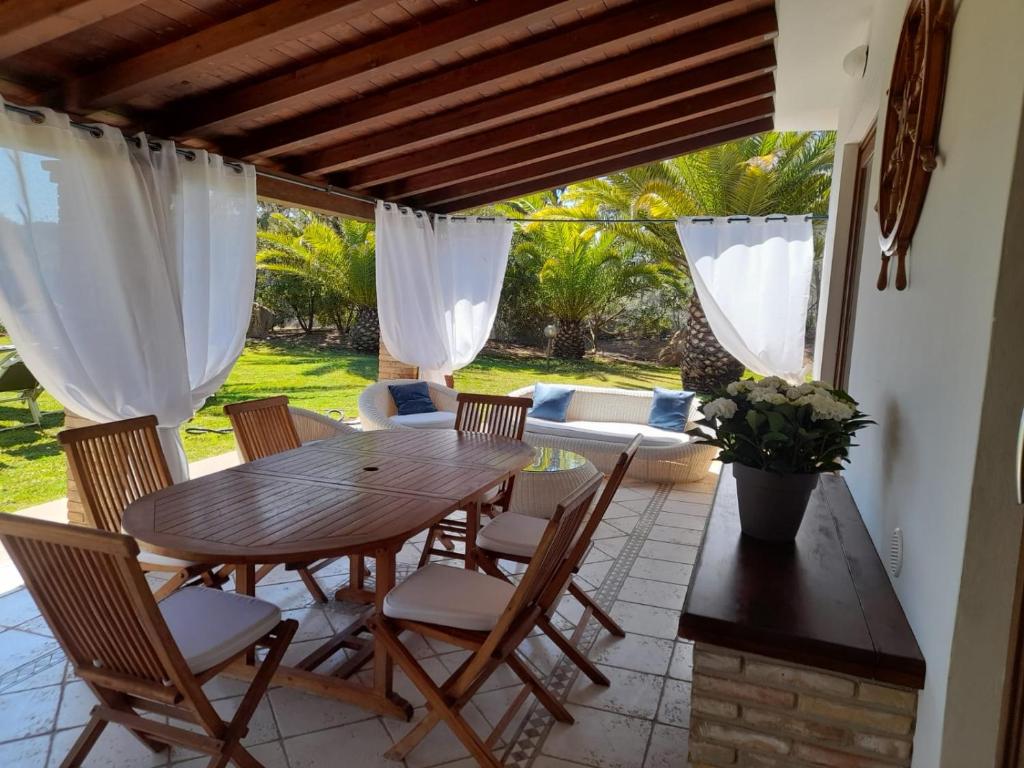 Een patio of ander buitengedeelte van Villa Palmetto