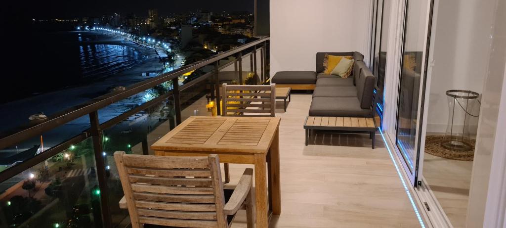 Posezení v ubytování La Isleta Sea View beach apartment - Front Line