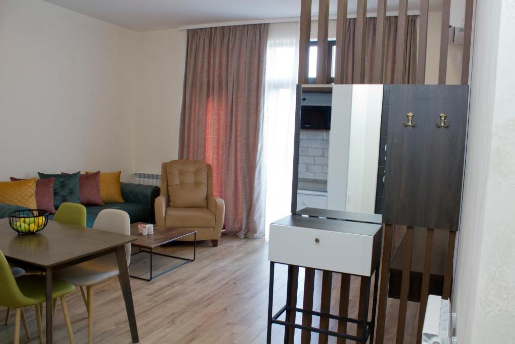 uma sala de estar com um sofá e uma mesa em Aura Sameba, Luxury Apartment em Tbilisi