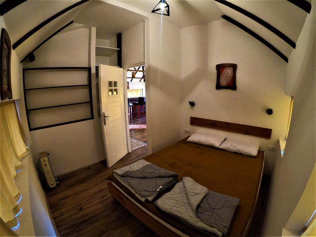 Postel nebo postele na pokoji v ubytování Etno village Gostoljublje