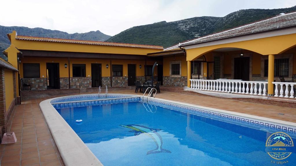 una piscina frente a una casa en Alojamiento Rural La Tiñosa, en Las Lagunillas