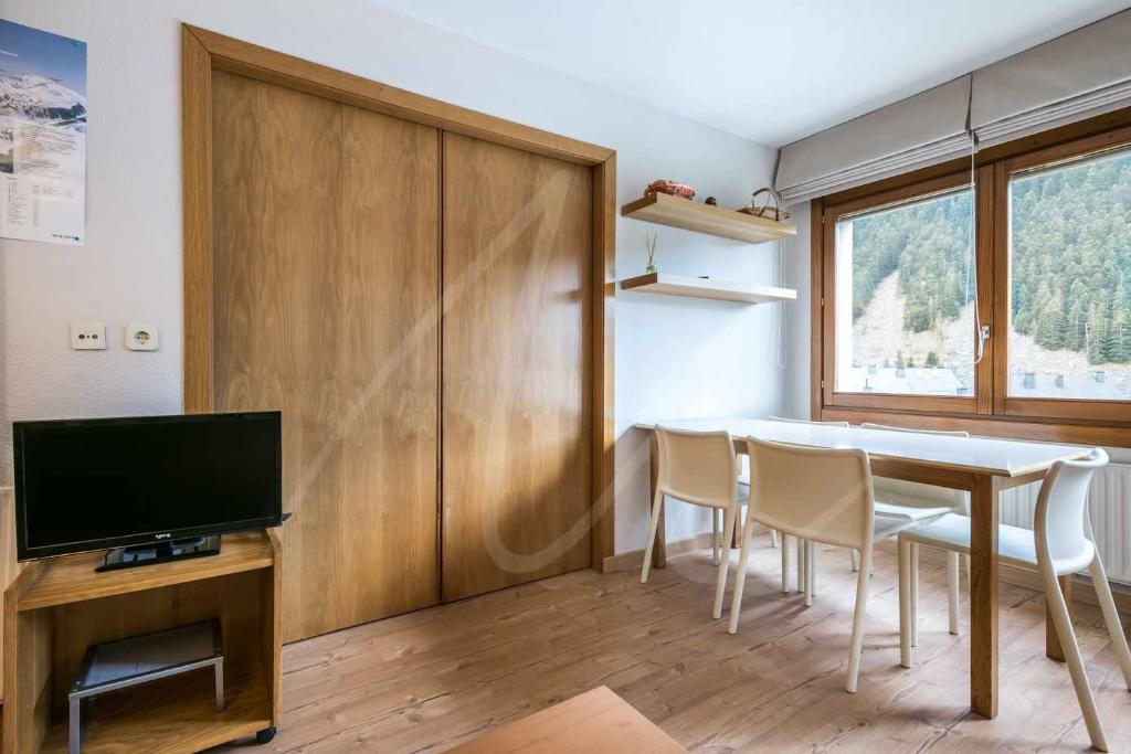 Televízia a/alebo spoločenská miestnosť v ubytovaní Solneu by SeaMount Rentals