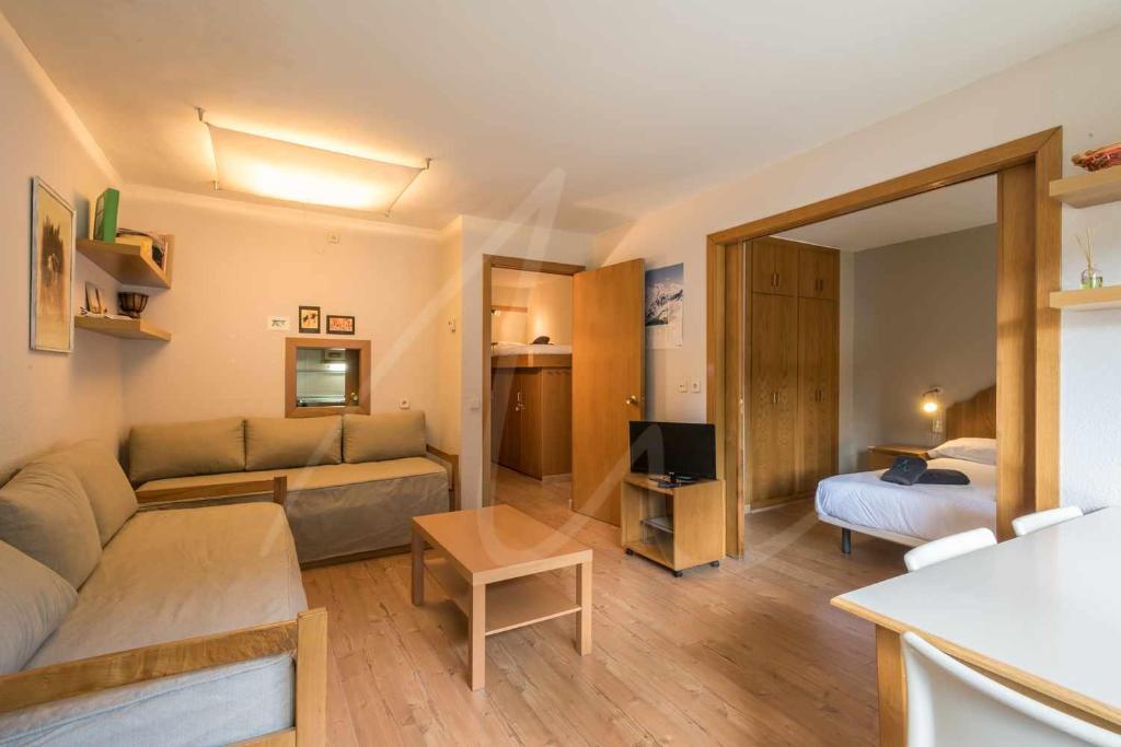 Televízia a/alebo spoločenská miestnosť v ubytovaní Solneu by SeaMount Rentals