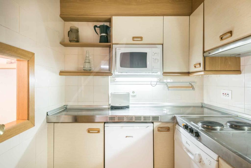 Kuchyňa alebo kuchynka v ubytovaní Solneu by SeaMount Rentals