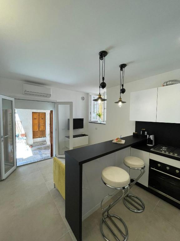 A kitchen or kitchenette at La Nicchia