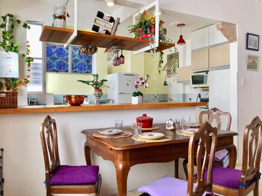 a kitchen with a wooden table and two chairs at ImoWeMo - Maracanã Ap 52m². 2 Quartos com Garagem in Rio de Janeiro