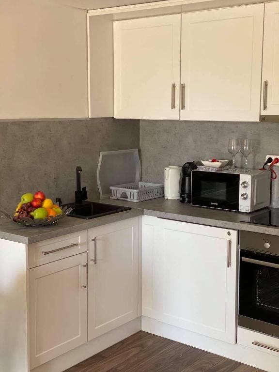 Kuchyň nebo kuchyňský kout v ubytování Laura apartman Velence
