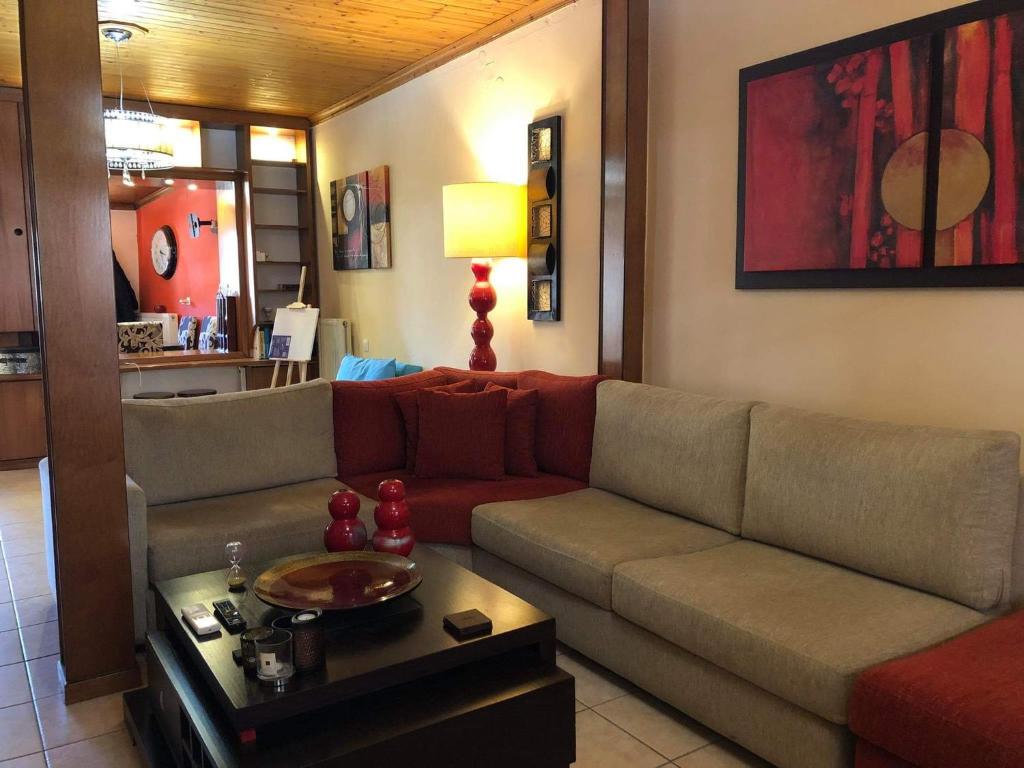een woonkamer met een bank en een tafel bij Lemnoshouse in Mirina
