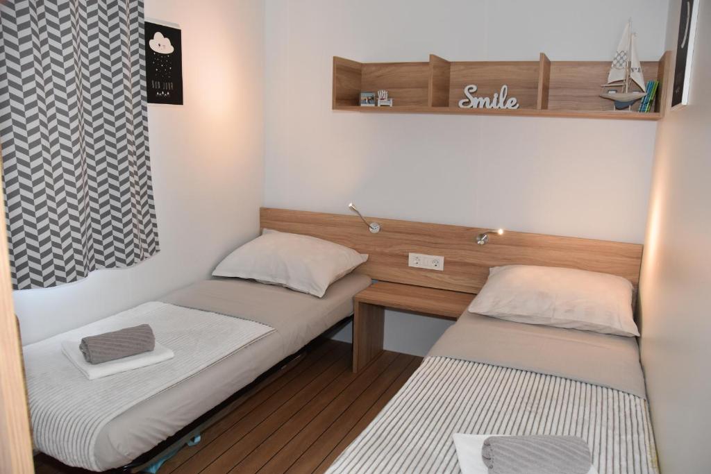 Postel nebo postele na pokoji v ubytování Mobile Home Starfish I Camp Biograd