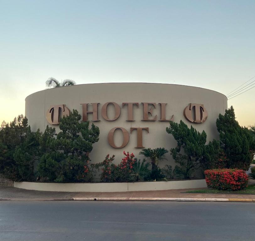 a hotel sign with a sign that reads hotel off at Hotel OT in Três Lagoas