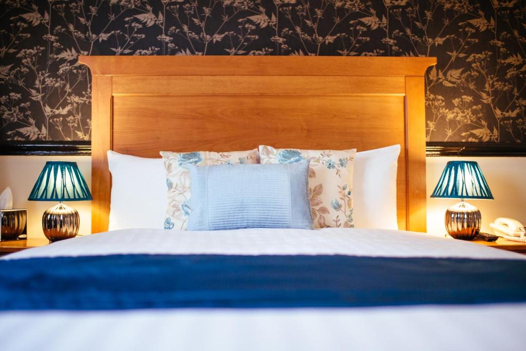 Postel nebo postele na pokoji v ubytování Pymgate Lodge Hotel Manchester Airport