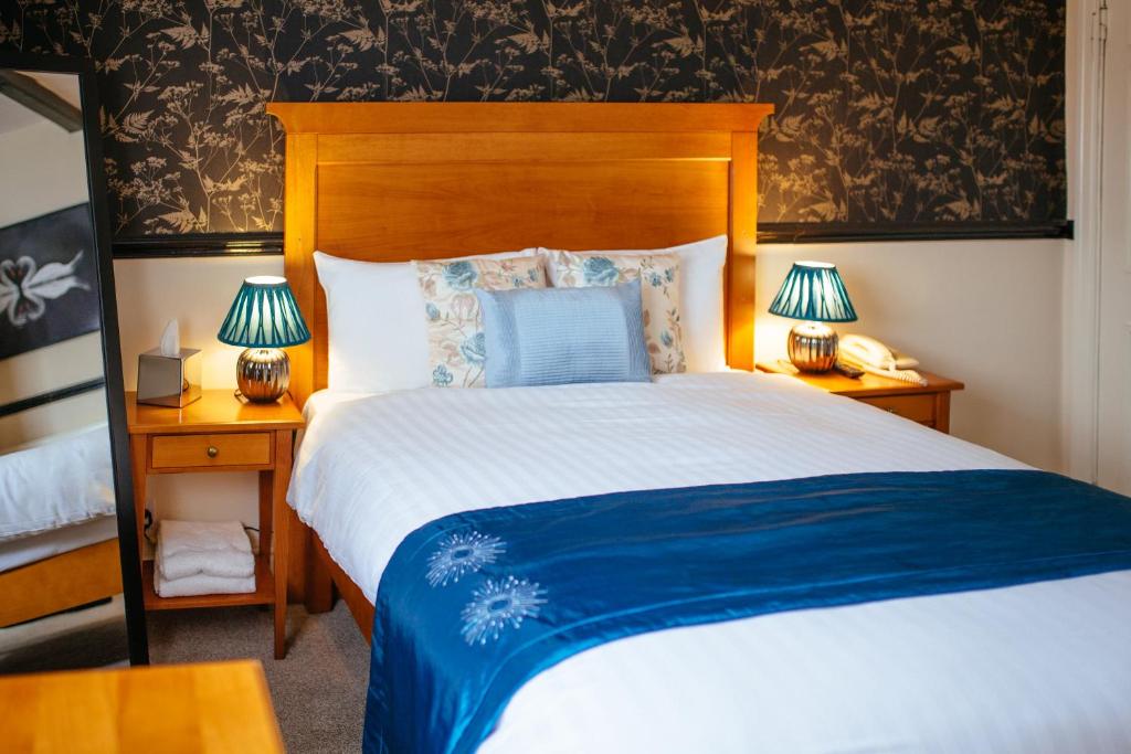 Postel nebo postele na pokoji v ubytování Pymgate Lodge Hotel Manchester Airport