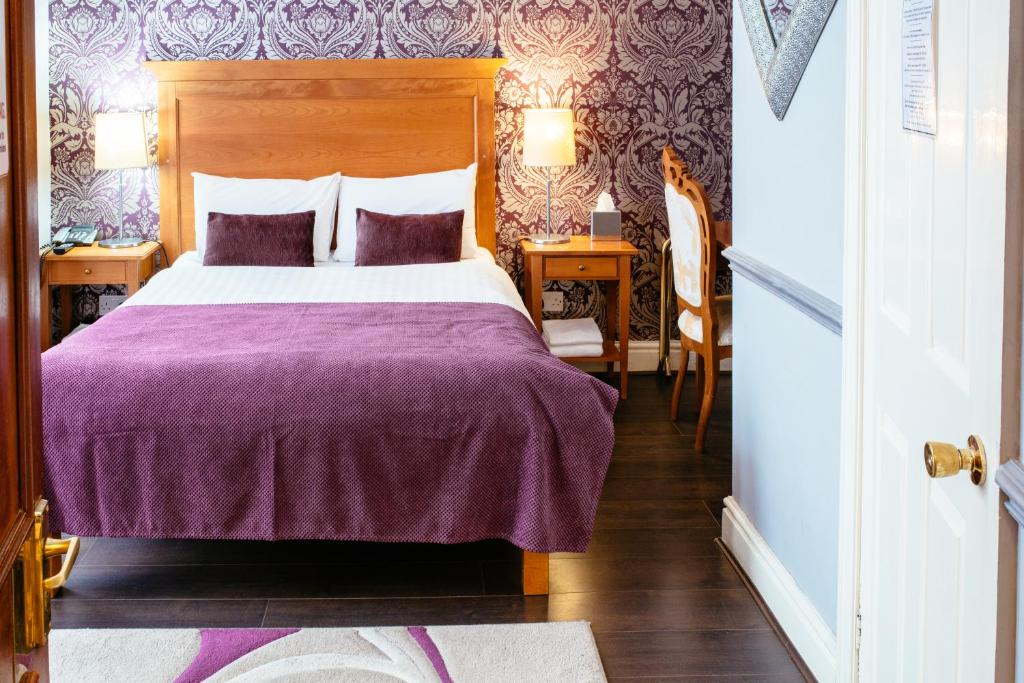 Postel nebo postele na pokoji v ubytování Pymgate Lodge Hotel Manchester Airport