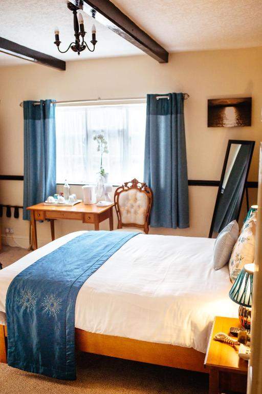 Postel nebo postele na pokoji v ubytování Pymgate Lodge Hotel Manchester Airport