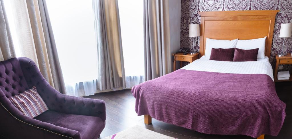 Postel nebo postele na pokoji v ubytování Pymgate Lodge Hotel Manchester Airport
