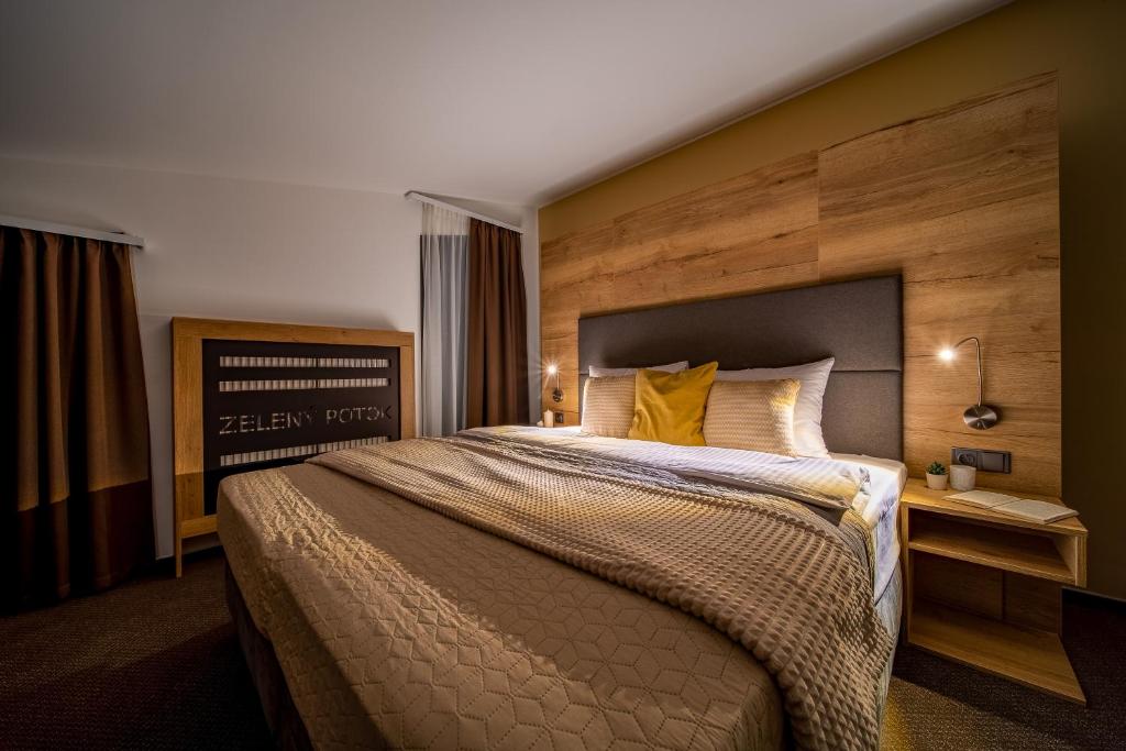 Postel nebo postele na pokoji v ubytování Hotel Zelený potok