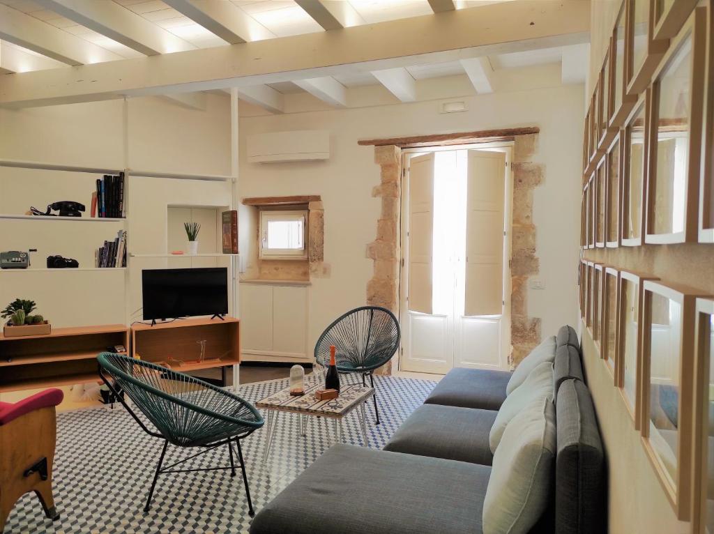 Televízia a/alebo spoločenská miestnosť v ubytovaní Suite Bagnara- Ortigia Holidays