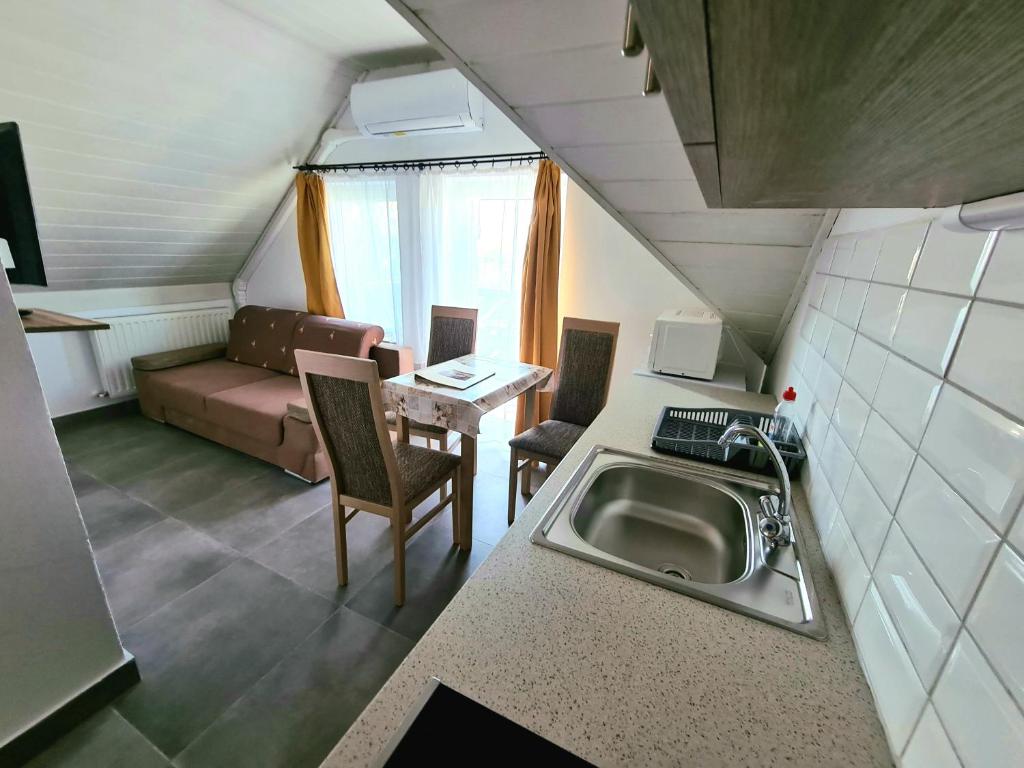 Kuchyňa alebo kuchynka v ubytovaní Regina Apartman Hegykő