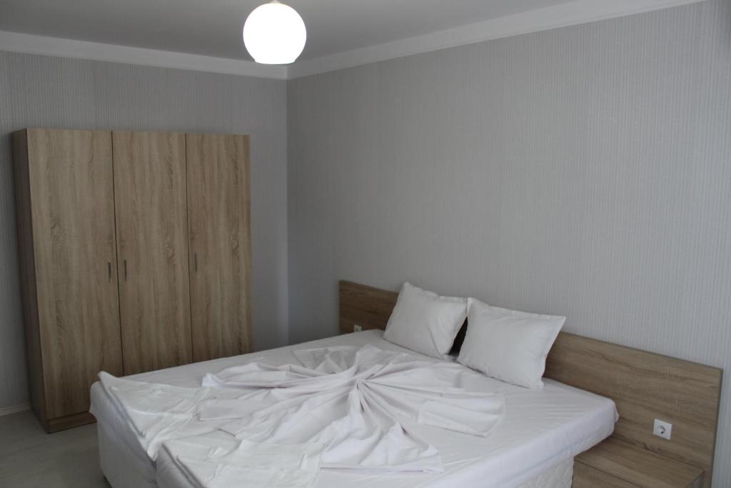 A bed or beds in a room at APART-HOTEL Stamopolu Lux с изглед към морето