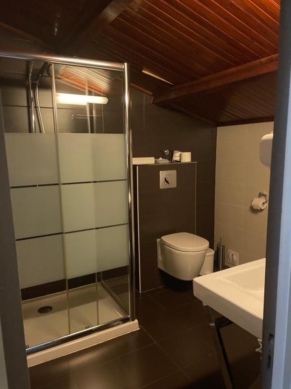 Koupelna v ubytování Logis Hotel Le Lonca