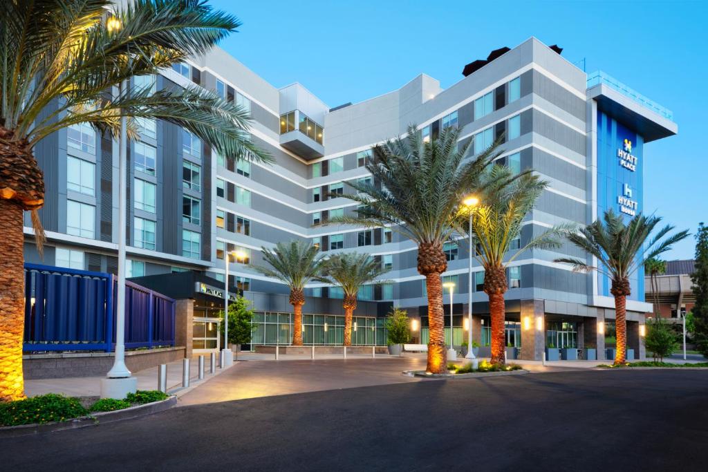 un bâtiment avec des palmiers en face de celui-ci dans l'établissement Hyatt Place Tempe Phoenix University, à Tempe