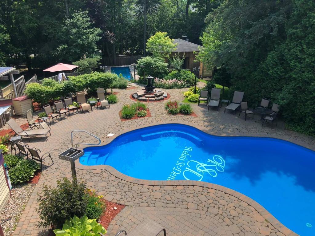 an overhead view of a swimming pool in a yard at Relais St-Denis in Saint-Sauveur-des-Monts