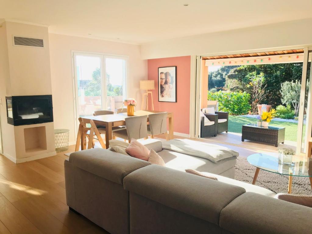 un salon avec un canapé et une table dans l'établissement Villa avec piscine privée sur la french riviera, à Saint-Laurent-du-Var