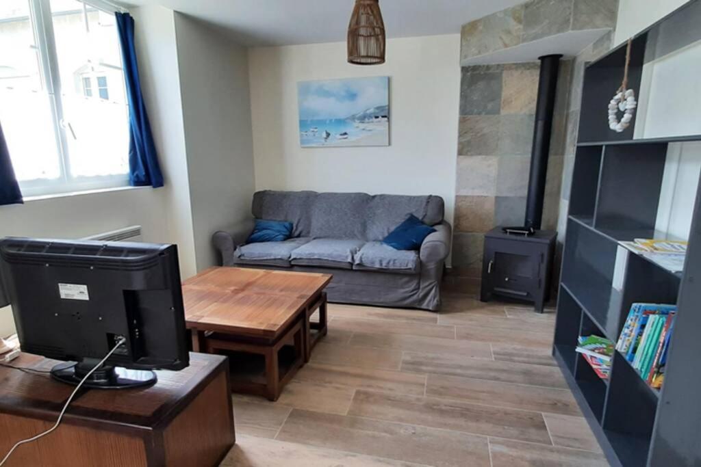 un salon avec un canapé et une table dans l'établissement 16 RDC maison 2ch-2SDB-2WC 6 personnes Les Gites Bigoudens, à Plonéour-Lanvern