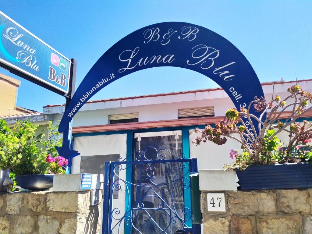 ein Schild für den Eingang zu einer Zitronenstange in der Unterkunft B&B Luna Blu in Carbonia