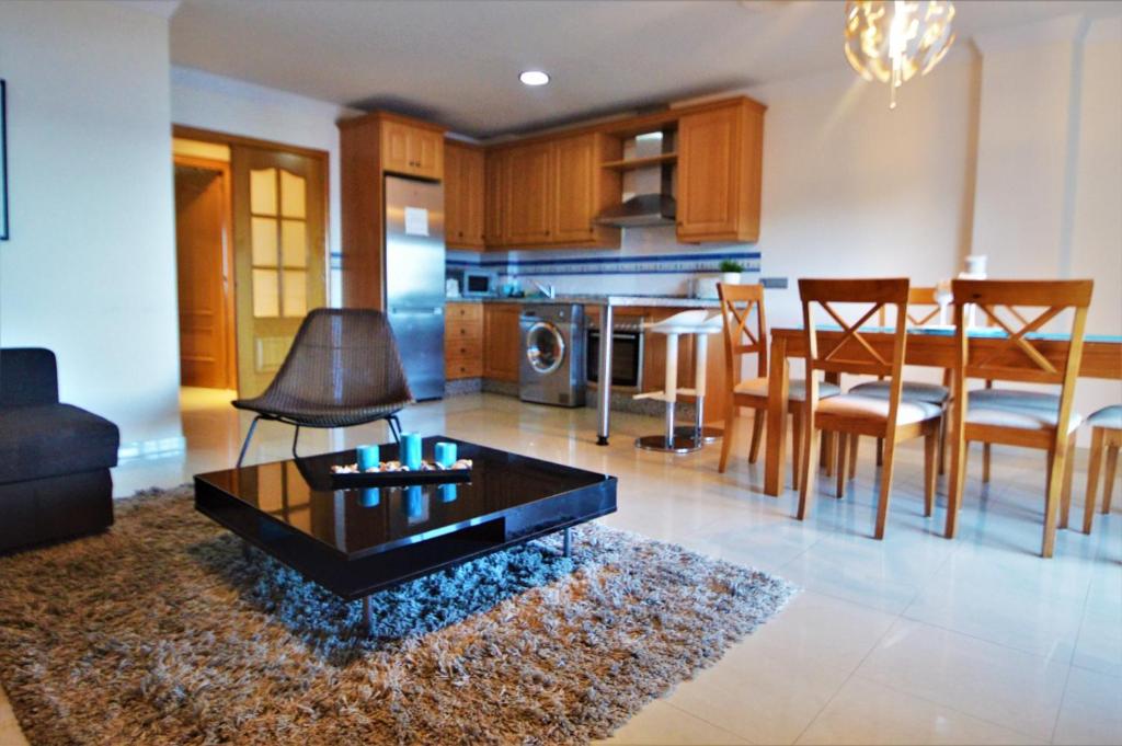 Kuchyňa alebo kuchynka v ubytovaní Bonito apartamento al lado de la playa con vistas al mar