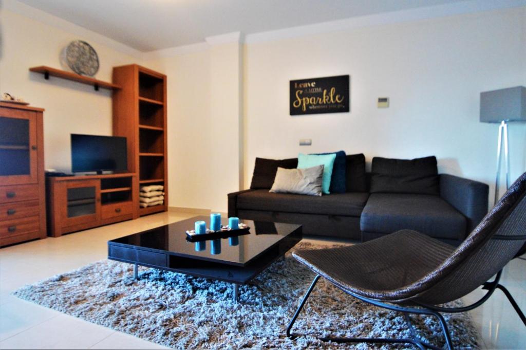 Televízia a/alebo spoločenská miestnosť v ubytovaní Bonito apartamento al lado de la playa con vistas al mar