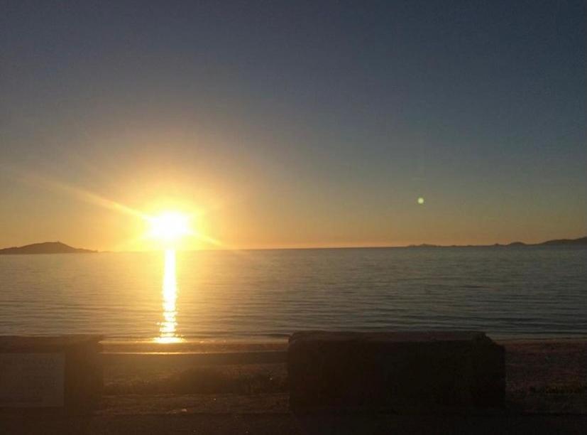 - un coucher de soleil sur l'océan dans l'établissement BLUE AGOSTA, à Grosseto-Prugna