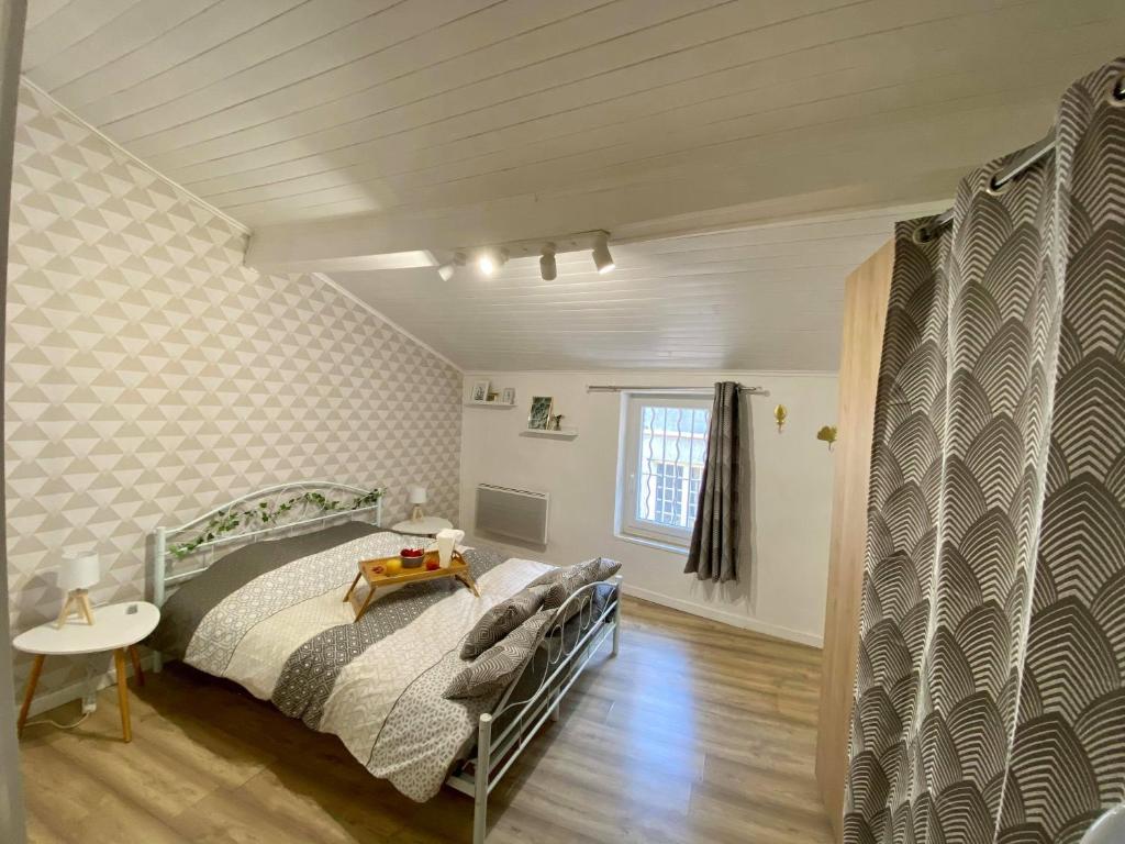 um quarto com uma cama e uma mesa em Le Cosy City - Agde Centre em Agde
