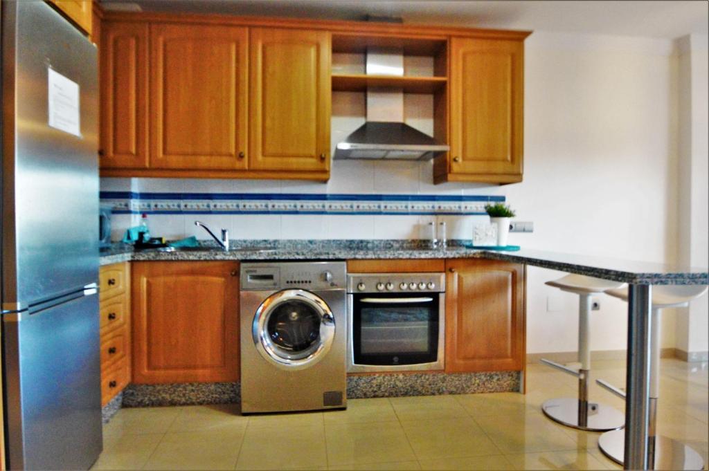 Kuchyňa alebo kuchynka v ubytovaní Bonito apartamento al lado de la playa con vistas al mar