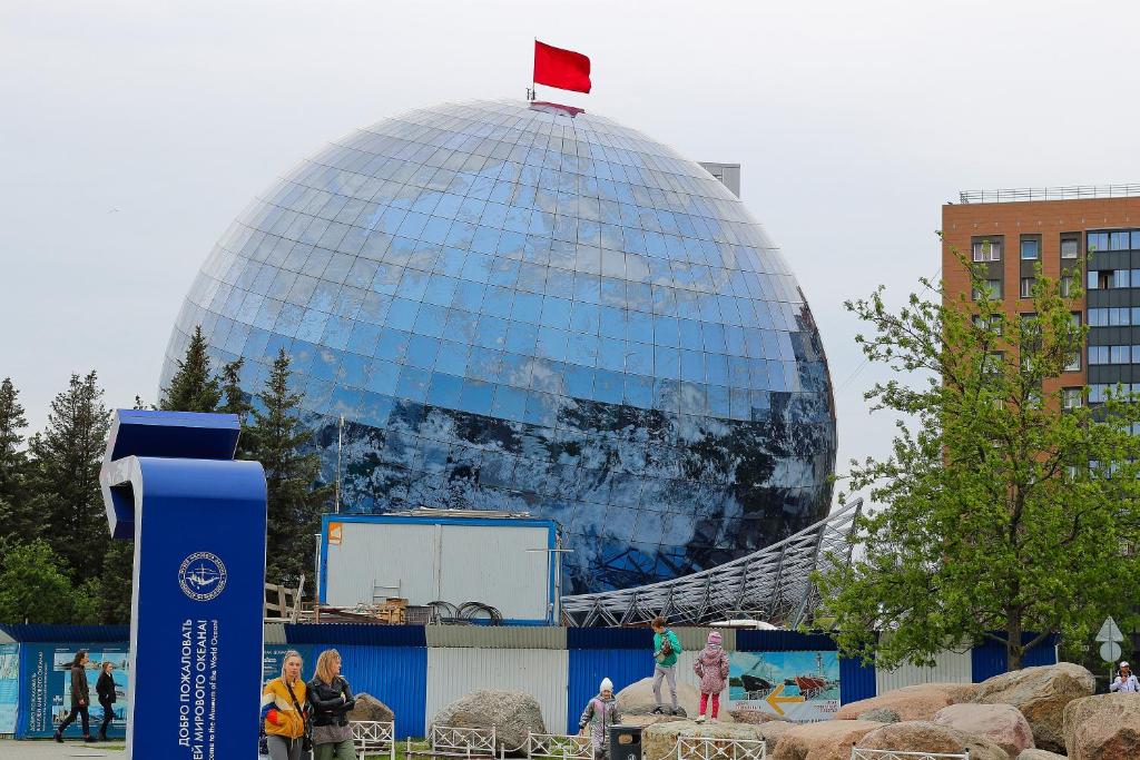 カリーニングラードにあるАпартамент у музея мирового океана центр города ул Генерала Буткова 14 кв 26の大きなガラスの球体
