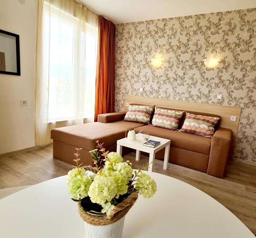 MIDA Apartment في ابزور: غرفة معيشة مع أريكة وطاولة