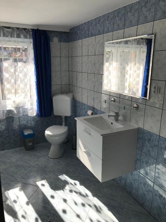 Vannituba majutusasutuses Apartament i pokoje u Piotra