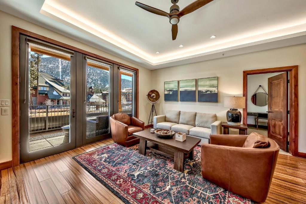 un soggiorno con un divano, sedie e un tavolo di Luxury Three Bedroom Residence steps from Heavenly Village condo a South Lake Tahoe
