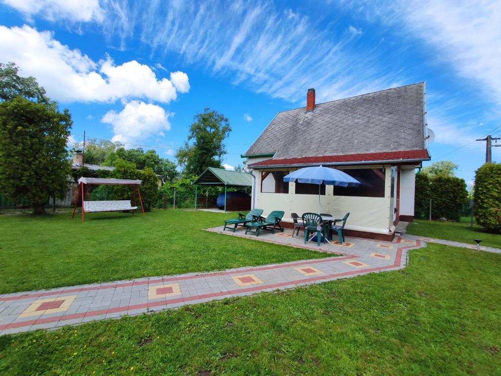 dom z patio i altaną w obiekcie Vitorlás Haus w mieście Balatonkeresztúr