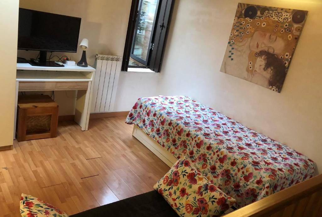 Pokój z łóżkiem, stołem i pianinem w obiekcie Cà Batuffolin w Padwie