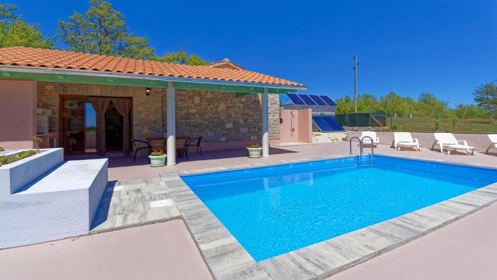 Bazén v ubytování Holiday Home Gimino by Rent Istria nebo v jeho okolí