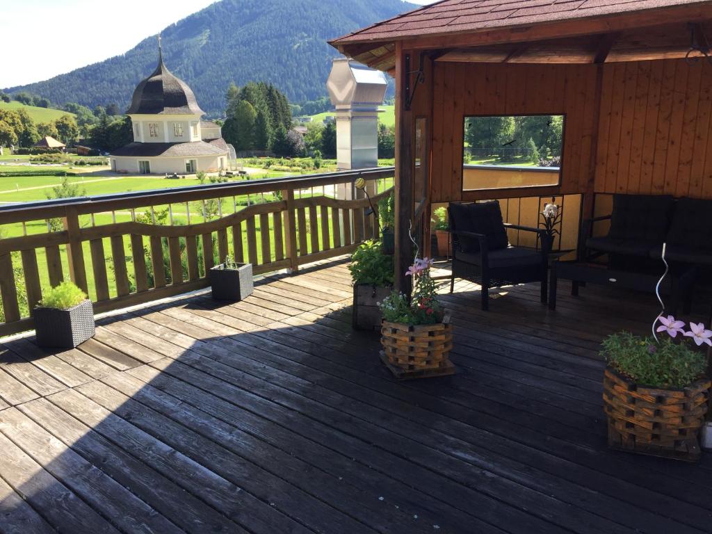 eine Holzterrasse mit einem Pavillon und Bergblick in der Unterkunft Ferienwohnung Stiftsgartenblick in Sankt Lambrecht