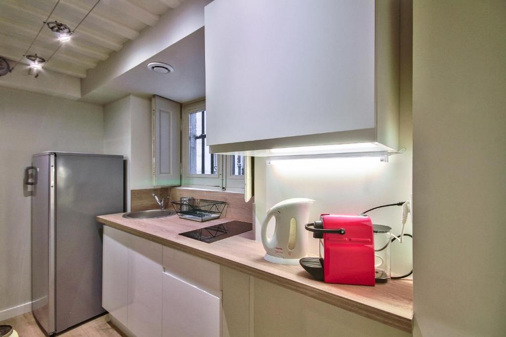 Kuchnia lub aneks kuchenny w obiekcie L&#39;Atelier Lassagne - Superbe appartement 6 personnes H&ocirc;tel de Ville