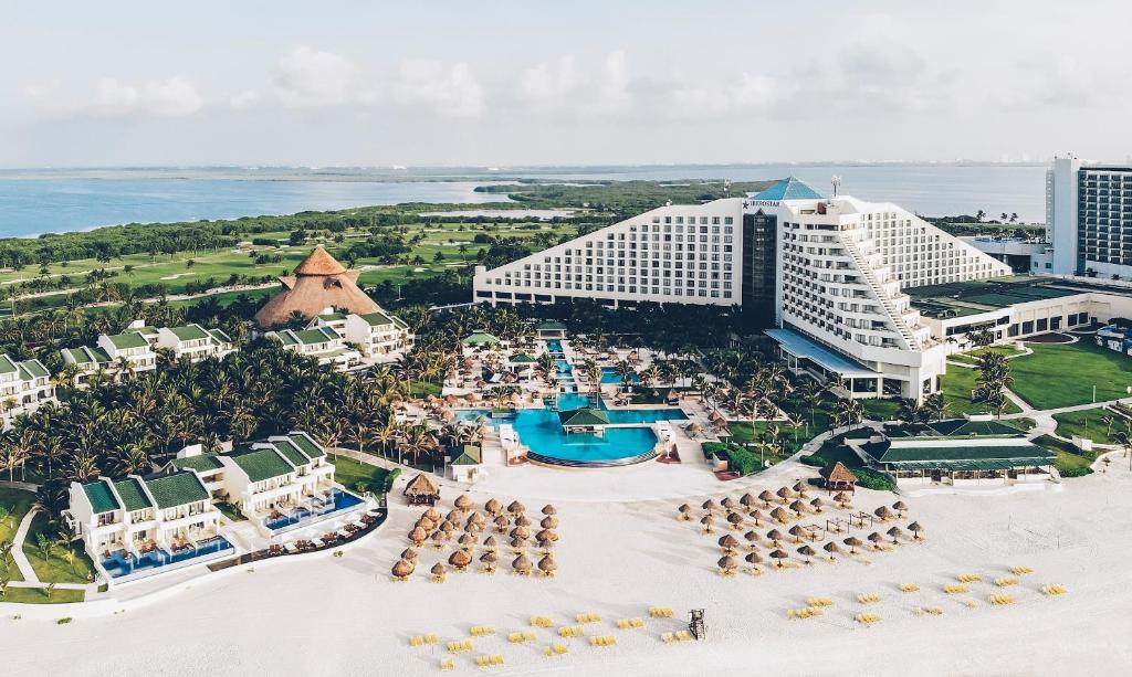 uma vista aérea do resort e da praia em Iberostar Selection Cancun em Cancún