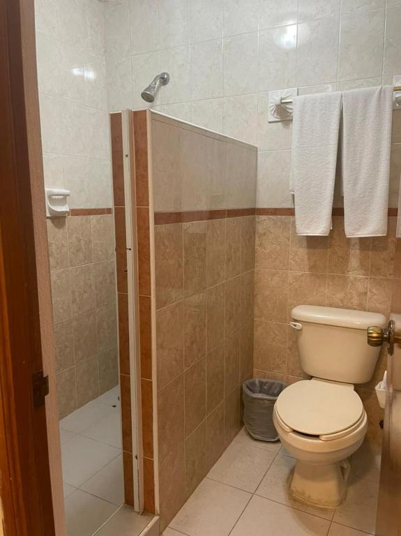 Koupelna v ubytování Hotel Dorado a una calle de Playa Regatas y el Malecon