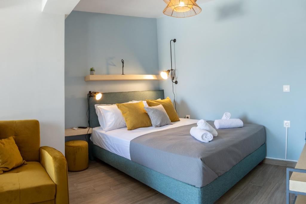 1 dormitorio con 1 cama grande y toallas. en Anelia's and Lydia's Design Apartments Swimming Pool en Nikiana